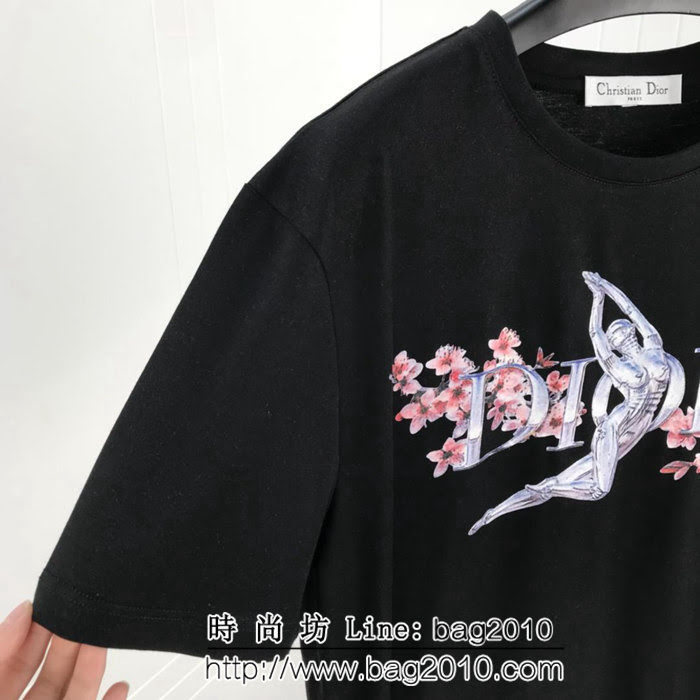 DIOR迪奧 x Kaws19早春聯名款 小金人梅花短袖T-shirt 絲光棉面料 數碼印花工藝 雜誌最新款 ydi2113